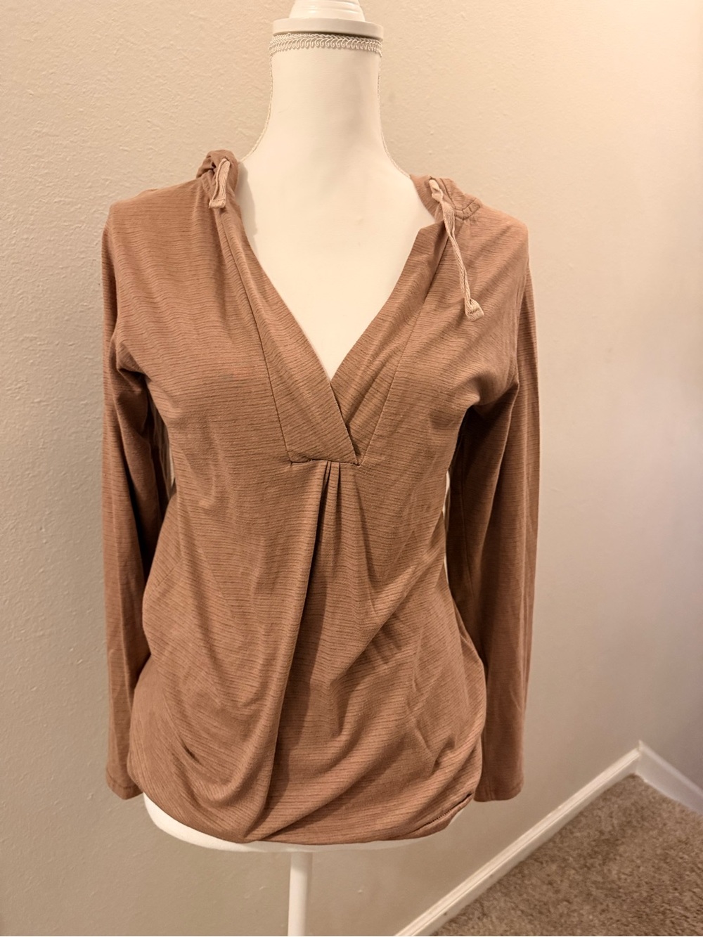Nina Capri Long Sleeve Hooded V-Neck Top in Mauve Taupe